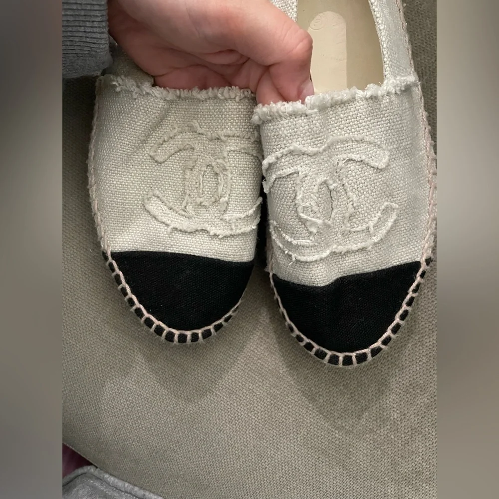 Excellent Condition Chanel White & Black Size 5 Espadrilles. 💕